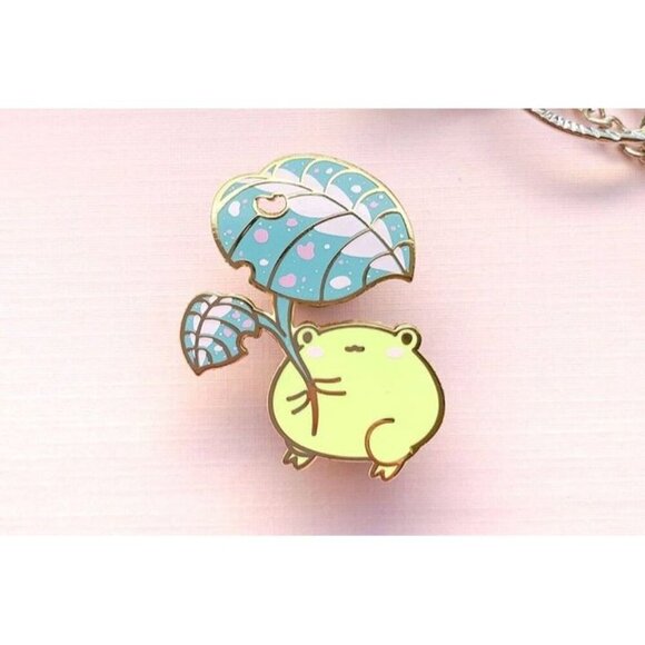 Gogo the Frog Leaf Umbrella Enamel Pin - RARE Gold Plated Brooch & Jewelry - Picture 9 of 9